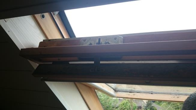 Het rondgaand rubberen kaderprofiel van de draaiende delen in het houten kozijn van de dakkapel is in slechte staat. Het is verstandig deze randen na te lopen en de profielen te vervangen.