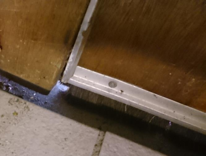 Op de onderstaande foto s is een radiator te zien met daarvoor gordijnen die reiken tot aan de vloer. De radiator heeft een temperatuur van iets meer dan 56 graden Celsius, te zien op de foto links.