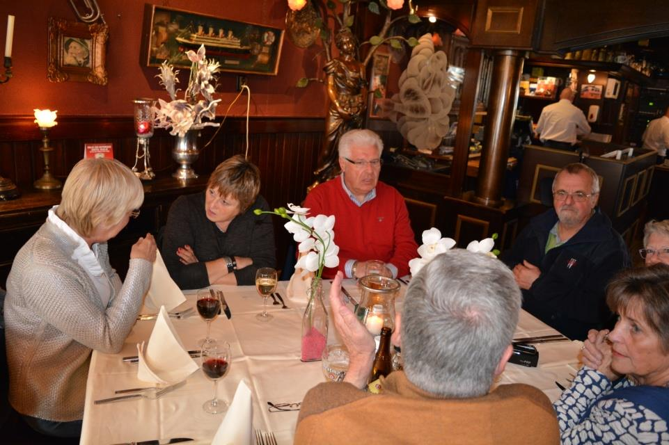 Om 17:30 uur lopen we van de jachthaven naar het restaurant Centrum in Lemmer. Daar wachten ook Arno en Trudy van Asperen om samen met ons het diner te nuttigen.