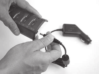 Om de autoadapter voor de PowerCel-oplader te gebruiken, dient u de adapter eerst in de sigarettenaansteker van uw auto te steken.