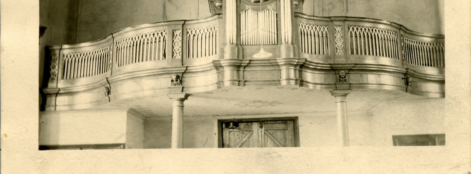 nooit gebouwd is, ofwel vóór 1955 verwijderd was. In de doksaal-balustrade bevindt zich een orgelprospect, uit de eerste helft van de 19 de eeuw (1836?