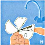 Hoe maakt u de inhalator met capsule schoon? Verwijder eventuele speekselresten aan het mondstuk met een droge doek of tissue.