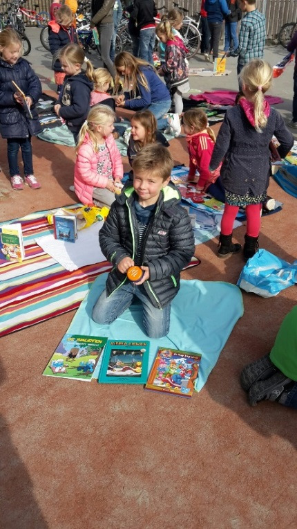 -We hebben boeken verkocht en gekocht op de Kleedjesmarkt. - Ook kwam er een leuk en grappig duo bij ons in de klas! Zij waren een beetje raar!