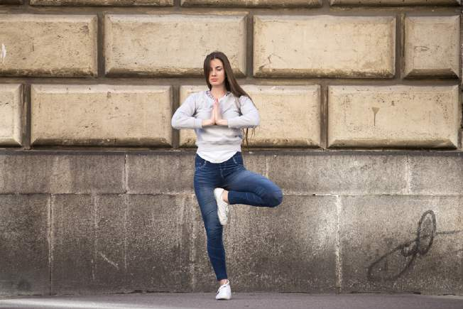 (Christmas) Tree Pose Deze opdracht doe je twee keer achter elkaar, telkens tegen een ander groepje. 1. Bekijk de foto hieronder, dit is een houding die (Christmas) tree pose heet. 2.