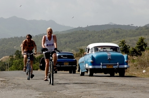 Dag 3 Havana Soroa Vanuit Havana trekken we met onze eigen bus westwaarts naar Soroa, in de jungle van Sierra de Organos. Onderweg beginnen we aan onze eerste korte fietstocht.