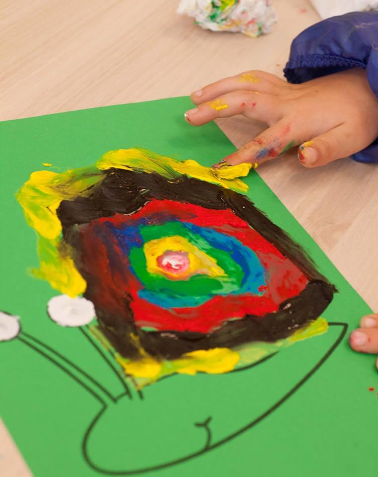 Het creatief verwerken van een woord. Kinderen tekenen en schilderen van nature graag. Opvallend hierbij is dat kinderen vaak hun eigen belevingen en ervaringen tekenen.