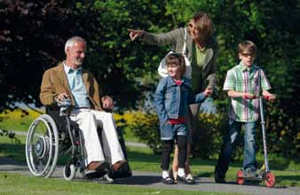 Onbekommerd onderweg zijn Maak kennis met de nieuwe generatie van elektrische rolstoelen Geniet van lange ritjes en beleef plezier samen met uw gezin - de SOLO maakt u mobiel en flexibel.