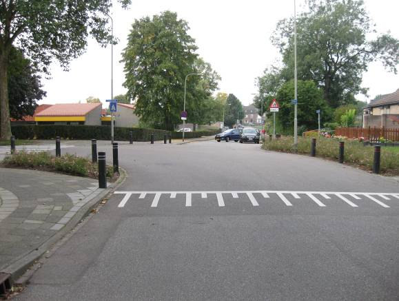 1. Van Banninglaan De Van Banninglaan heeft een maximumsnelheid van 30 km/u en is gelegen in het noorden van Geleen. Aan de westelijke zijde van de weg bevindt zich een grasveld.