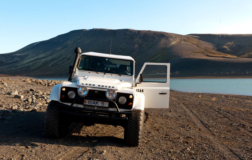 4WD PAKKETTEN Jan Brasser Ervaar het ruige IJslandse landschap en ga zelf achter het stuur op avontuur met een aangepaste Land Rover Defender.