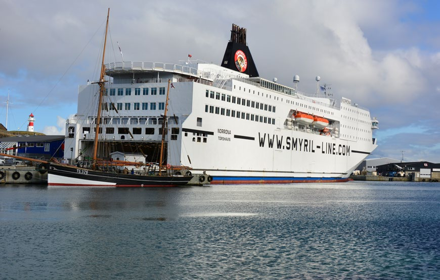 IJSLAND VEERBOOT NAAR IJSLAND De veerbootmaatschappij Smyril Line vaart bijna het hele jaar met de veerboot Norröna vanuit Hirtshals (Noord-Denemarken) via Tórshavn (De Faeröer) naar Seyðísfjörður