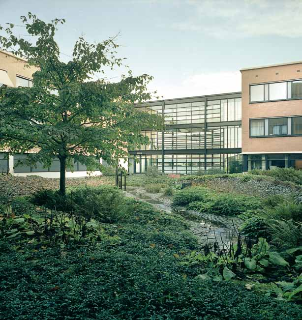 Gemeentekantoor Pijnacker-Nootdorp 1 e verdieping Groene hof In 2003 is het gemeentekantoor volgens het plan van de architect uitgebreid met 1.500 m2.