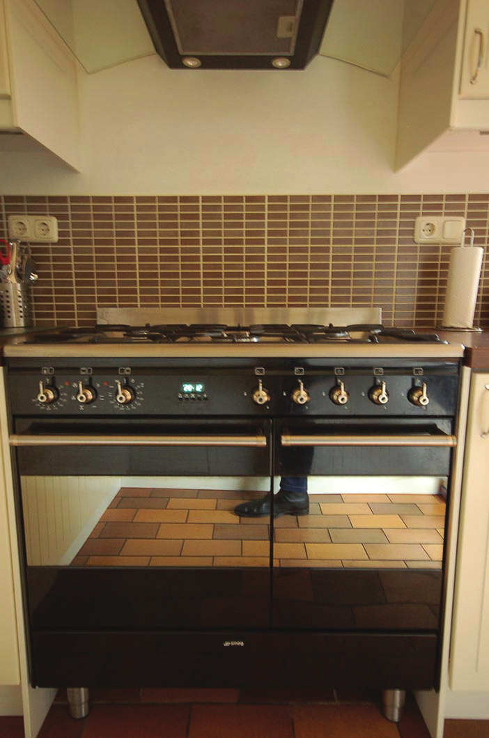 Oss, Brabantstraat 10 level 1: royale eetkamer met toegang naar 2e balkon (Z/W) met glazen overkapping (2013), de keuken en de tuin luxe keuken (ca.