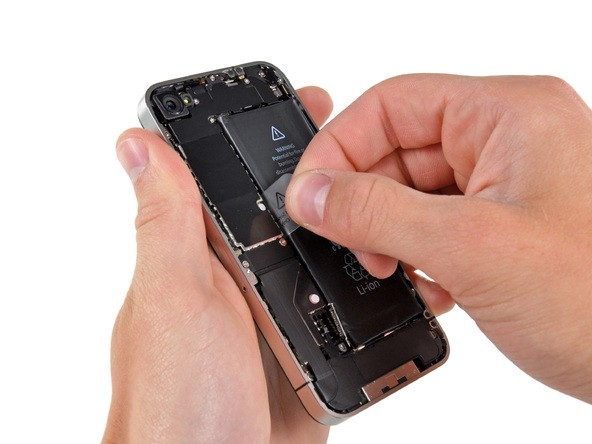 7. Wrik de batterij connector voorzichtig los bij de uiteinden onder- en bovenaan de iphone. 8. Verwijder de connector van de iphone. 9.