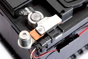 Intelligente batterijsensor Capaciteitsvaststelling voor de batterij Batterijsensor IBS 1. shunt (weerstand) aan de sensor 2. Stekker 3. Sensormodule 4. Negatieve poolklemmen 5.