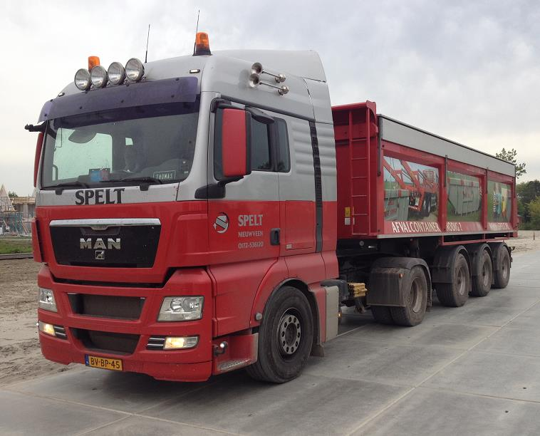 Laadvermogen 25 m³ of 29 ton, lengte 15 m. MAN truck met trailer, een lading van 32,5 ton, totaal 51 ton.