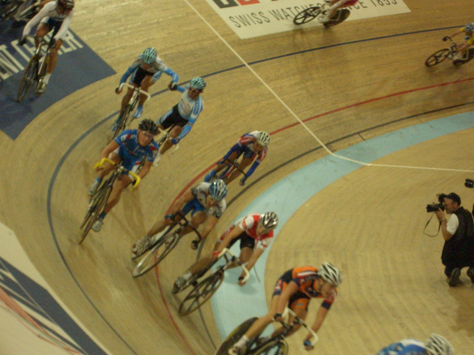 6. SPORT Het baanwielrennen is een spectaculaire tak van het wielrennen, met toch heel wat spectaculaire disciplines zoals de sprint, achtervolging, stayeren, keirin, scratch,.