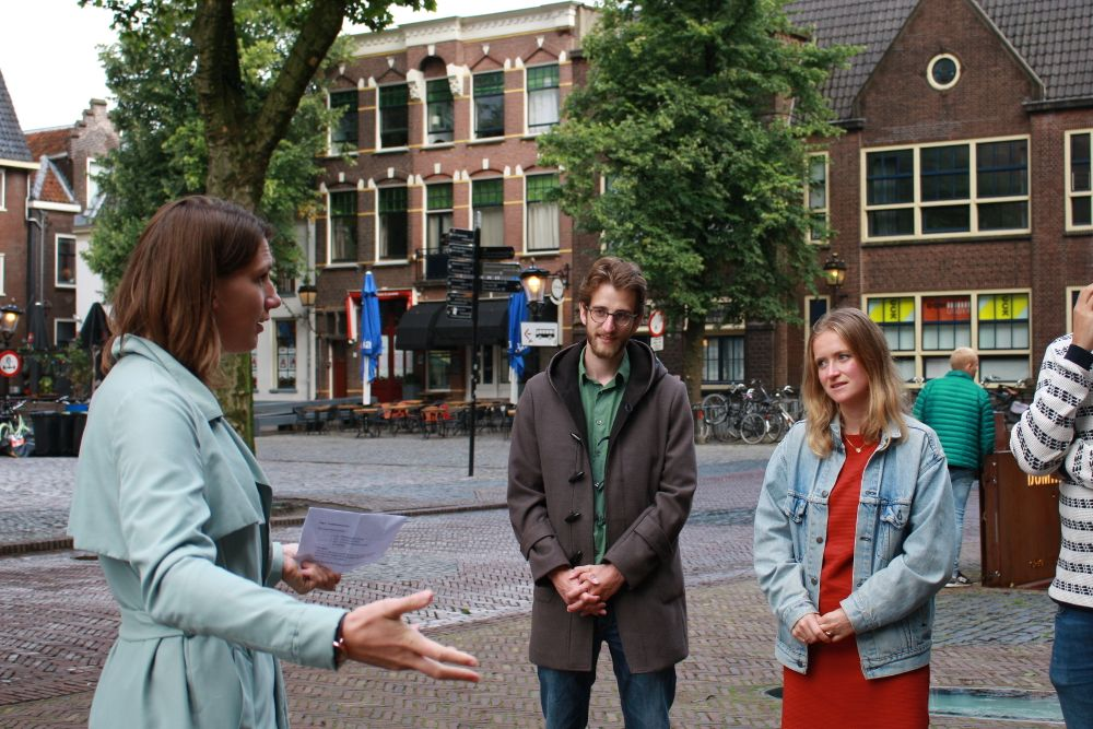 Geen werk? Tijd voor je passie! Het is 8:30. Lotte Kramer staat voor een groep coachees op het Domplein. Soms wordt ze onderbroken door de veegmachines en vrachtwagens die over de kinderkopjes razen.