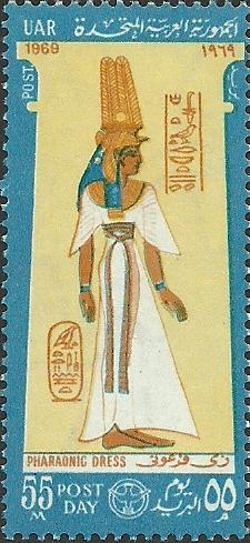 KLEDERDRACHTEN IN HET OUDE EGYPTE De gewone Egyptenaren werkten op het land en verbouwden er vlas. Het werd gesponnen door de vrouwen en daarna werden er kleren van gemaakt.