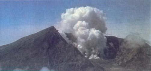 Bron 2 Na de uitbarsting van 1980 1 Vergelijk de foto s van bron 1 en 2. De eerste foto is gemaakt voor de uitbarsting. De tweede nadat de vulkaan weer tot rust is gekomen. Welke verandering zie je?
