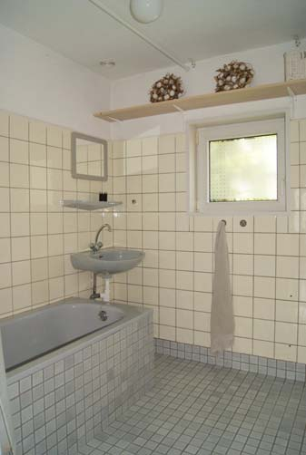 Badkamer De badkamer is voorzien van een ligbad met thermostaatkraan, wastafel en de wasmachine aansluiting.