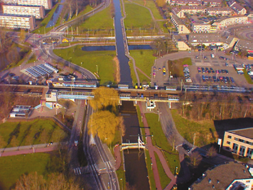 De hydraulische belasting kan worden verlaagd door ingrepen in het watersysteem, zoals: compartimentering van de boezem; het afleiden of overlaten van afvoergolven; een wijziging van het peil van de