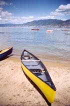 > Boottypen Kano Een kano is een smalle boot die in principe met peddels voortbewogen wordt. Vaak wordt met het woord kano een 'open kano' bedoeld.