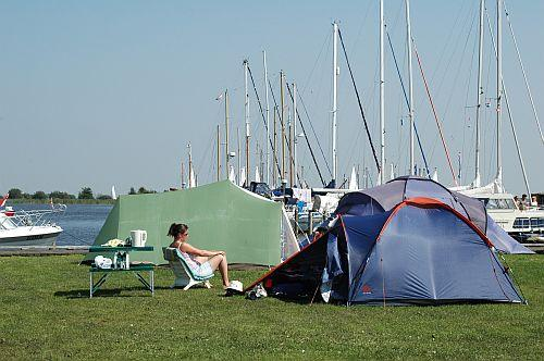 > Op ons 28 hectare groot terrein kunt u met uw eigen tent, caravan of camper kamperen. Aquactief beschikt over 368 ruim opgezette kampeerplaatsen.