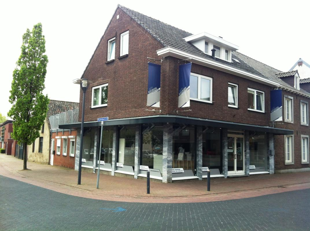 TE HUUR IN HET SFEERVOLLE HEYTHUYSEN, IN DE WINKELSTRAAT MET ALLE VOORZIENINGEN BINNEN HANDBEREIK, BIEDEN WIJ U DEZE RIANTE BOVENWONING MET GROOT DAKTERRAS (65 M2) OP HET ZUIDEN TE HUUR AAN.