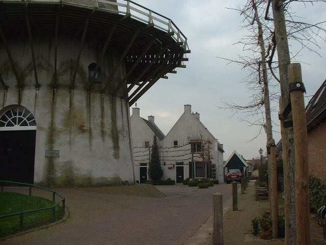 Aan het beschermde dorpsgezicht, aan de Dorpsstraat, staat de Molen Oog in t Zeil. Rondom de molen staan een aantal typische woningen van één laag met kap.