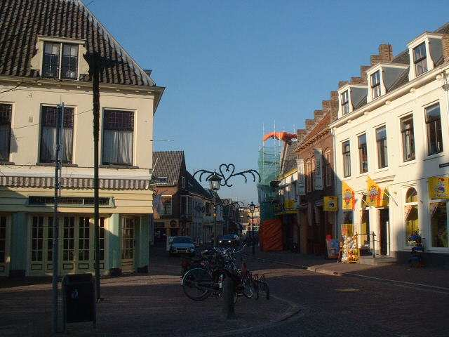 café-restaurants liggen. De reclame op de gevels en in de straat zijn terughoudend aangebracht.