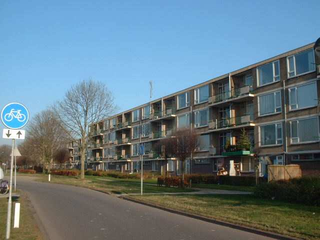 De gehele westrand van de wijk, grenzend aan de Hordenweg, wordt gevormd door portiekflats in vier lagen.
