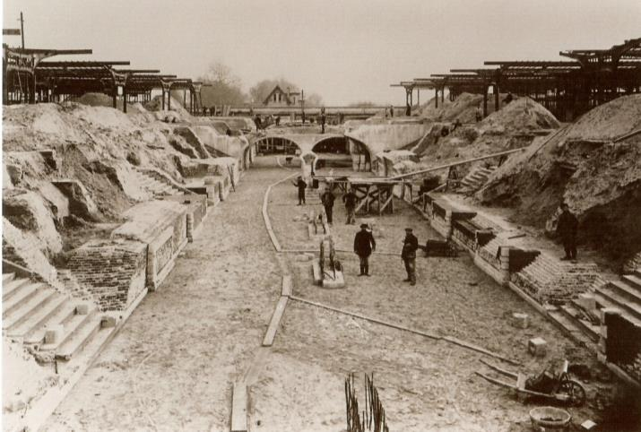 De werken voor de ondertunneling (voor de Voskenslaan en de spoortoegangen) en de spoorwegbrug aan de Burggravenlaan werden uitgevoerd in 1911/12/13. maar ik denk dat deze foto s van 1919 zijn.