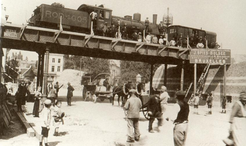 Nee de test is 100% gedaan want men rij er met paard en kar reeds onder. Drie maal de zelfde plaats op de Kortrijksesteenweg. De spoorwegbrug. De boven-ste foto word de brug getest in 1919.