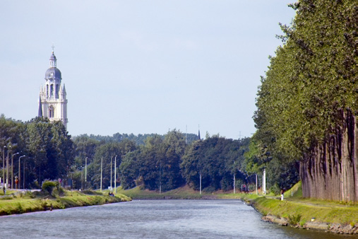 Ligging Koninging Elisabethlaan, 1500 Halle Met de wagen Ninove H Ninoofstesteenweg Spoorwegen Vanop de ring rond Brussel RO - Afrit 21 E429 RIJSEL LILLE DOORNIK HALLE Doornik N203a A.