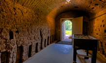 Monumentaal wonen aan de Waal bij Nijmegen (links) Karakteristieke elementen uit de oude steenoven zijn bewaard gebleven, waaronder de originele ovens.