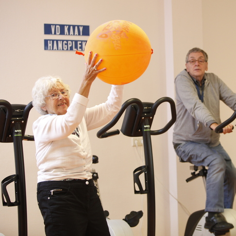 Gymvereniging & Wandelvereniging > DE VESTING Gymvereniging Regelmatig bewegen doet wonderen. Onder begeleiding kunt u samen met andere bewoners de armen en de benen soepel krijgen en houden.