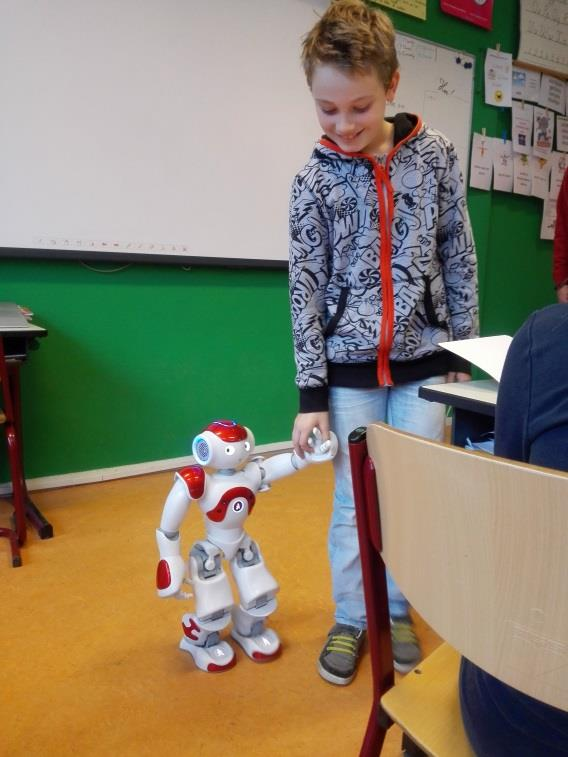 Groep 5/6 Afgelopen week kregen we bezoek van een wel heel bijzondere leerling van Iris: Iris. Een programmeerbare robot die nu al kon lopen en dansen!
