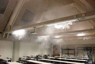 Rookproef in de leeszaal van de historische bibliotheek van Mannheim. Door rook in de ventilatiekanalen te blazen, wordt zichtbaar hoe de lucht zich over de hele ruimte verspreidt.