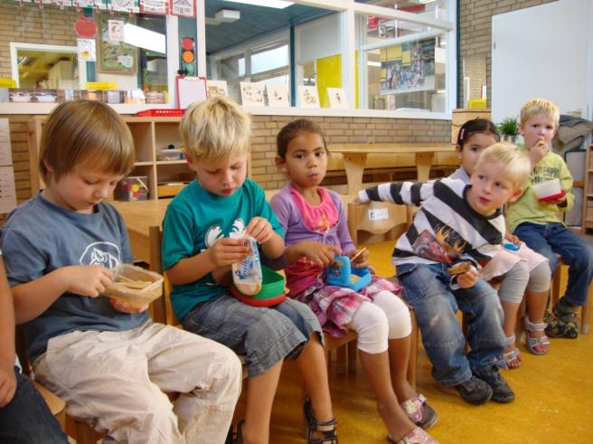 Het eet- en drinkkwartiertje. Om ongeveer 10:00 uur eten en drinken we gezellig met elkaar in de kring.