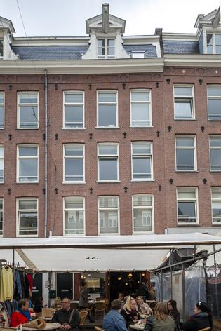 Op een van de leukste en meest bruisende locaties in Amsterdam gelegen drie kamer appartement van 73m² met dakterras!
