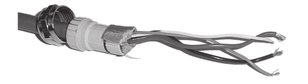 Bedrading Afbeelding 3-12: Drain-draden afscherming tweemaal rond blootliggende folie gewikkeld e. Schuif de afgeschermde krimpkous over de blanke drain-draden van de afscherming.