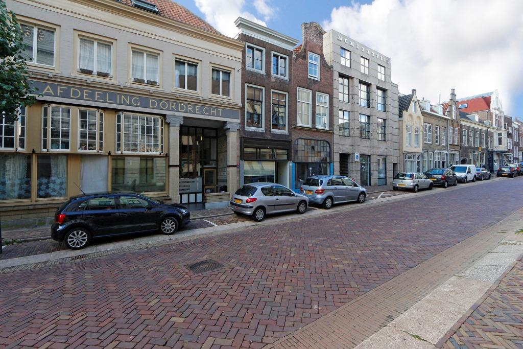 Bent u op zoek naar een leuke stadswoning in hartje binnenstad in één van de oudste straten van Dordt (behorende tot het Hofkwartier) en dan ook nog eens met een balkon op het zuiden, eigen schuur en