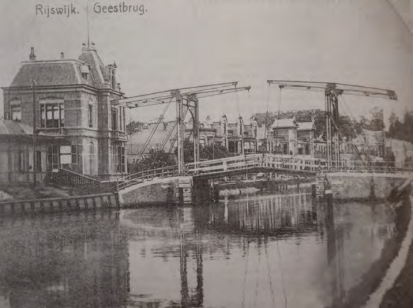 Over deze Trekvliet wordt in 1350 een brug gebouwd bij de strandwal die op die plaats door Rijswijk en Voorburg loopt.