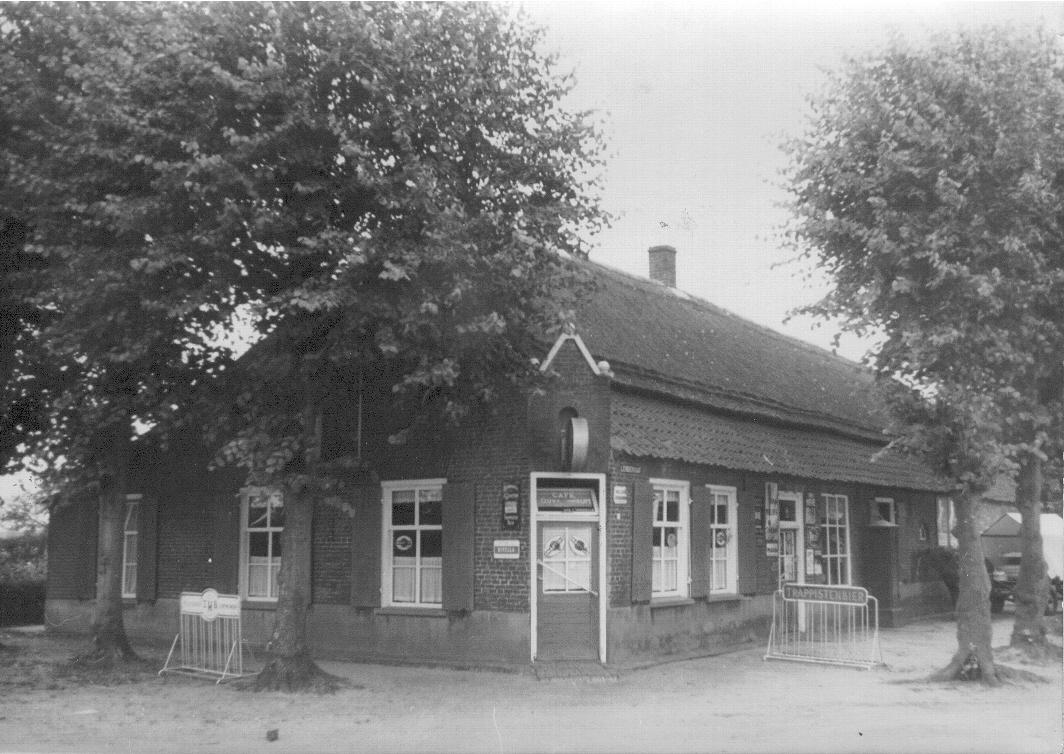 Op 5-4-1934 worden hier Cornelis Verhoeven en Antonia van den Meulenhof ingeschreven. Door koopt worden zij ook de eigenaars van dit huis (E761) met stal, erf, boomgaard en bouwland.