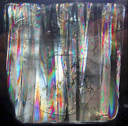 Het patroon van ijskristallen kan men zichtbaar maken door een dunne ijsschijf tussen twee gekruiste