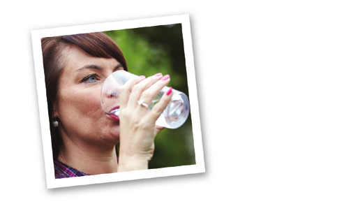 Drink minimaal 2,5 liter water per dag. Veel water drinken is belangrijk om de afvalstoffen af te voeren die vrijkomen bij de afbraak van vetcellen.