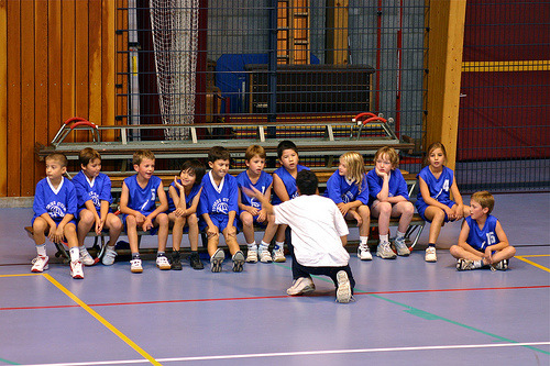 10 jaar geleden is de basketploeg Everse Dino s uit de grond gestampt met als doel deze jongeren een plaats te geven om hun sportieve capaciteiten ten volle te ontwikkelen.