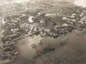 Momenteel wordt dat plan overigens volgens de nieuwe aanpak geactualiseerd. Het Maasdijkenplan had de bedoeling om bescherming te bieden tegen de waterpeilen die in 1926 werden opgetekend.