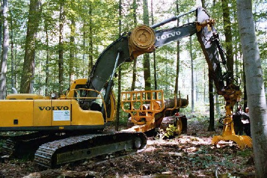 een natte plek moet passeren. Deze machine is speciaal ontwikkeld voor de exploitatie van waardevol loofhout op wisselvochtige standplaatsen.