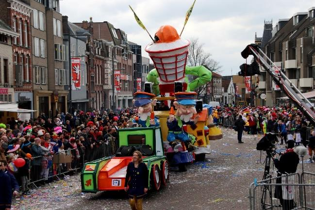 B.C. de Molendraaiers Dit jaar hadden de bouwers van B.C. de Molendraaiers op hun wagen een vliegveld gebouwd.